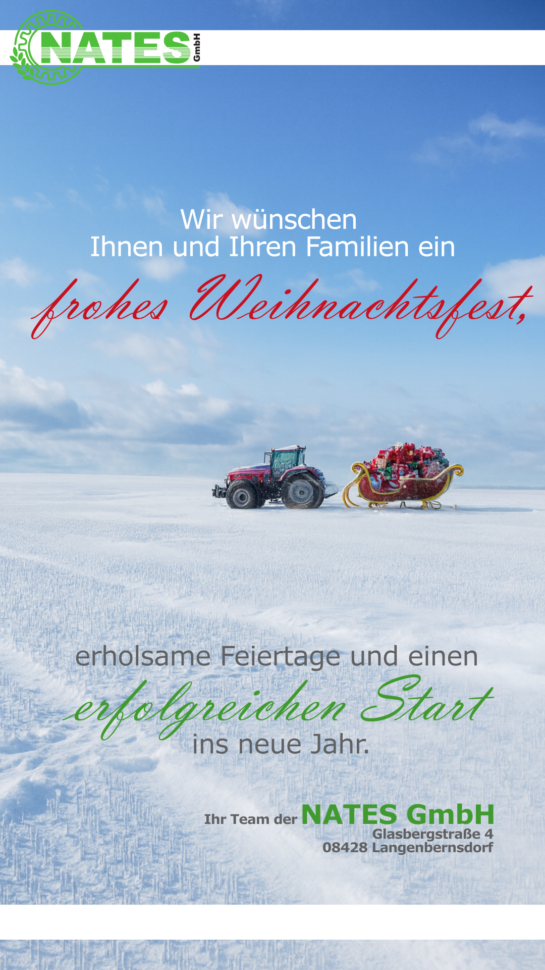 Traktor fährt über schneebedecktes Feld mit Weihnachts- und Neujahresgrüßen.