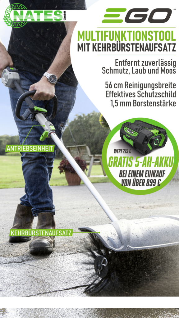 Das EGO Multifunktionswerkzeug mit Kehrbürstenaufsatz im Einsatz. Bei einem Einkauf von über 899€ bekommt man einen 5-AH-Akku im Wert von 279€ gratis dazu.